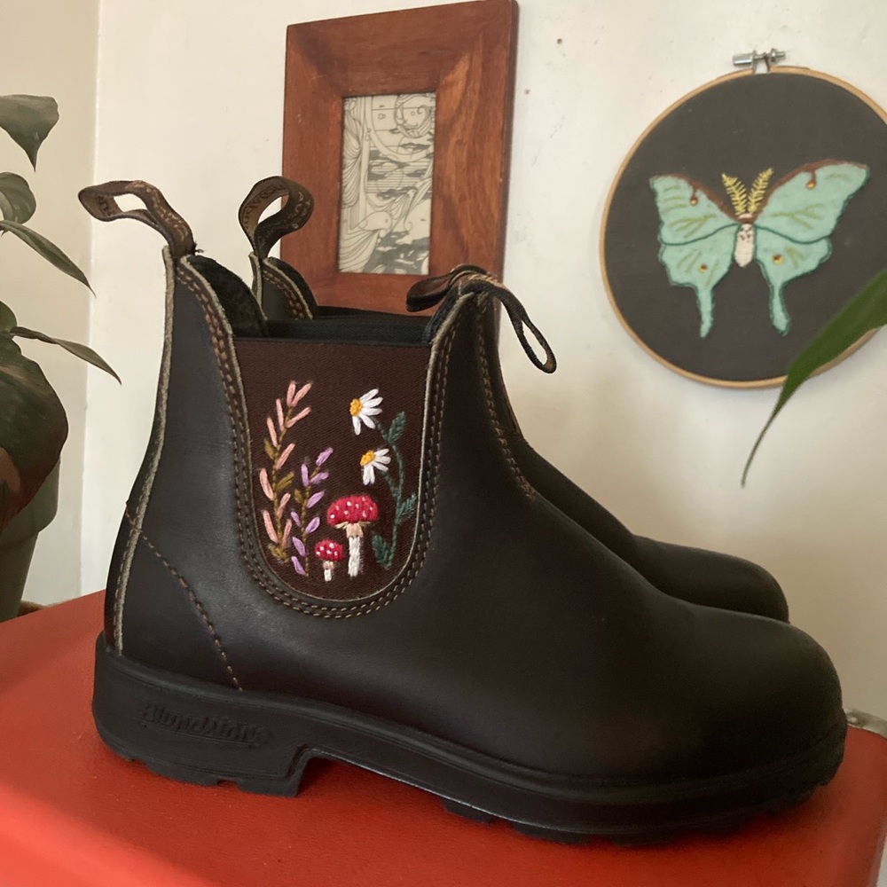 OOAK! Blundstone Originals 500 Chelsea Leather Boots Embroidered Women’s size 7